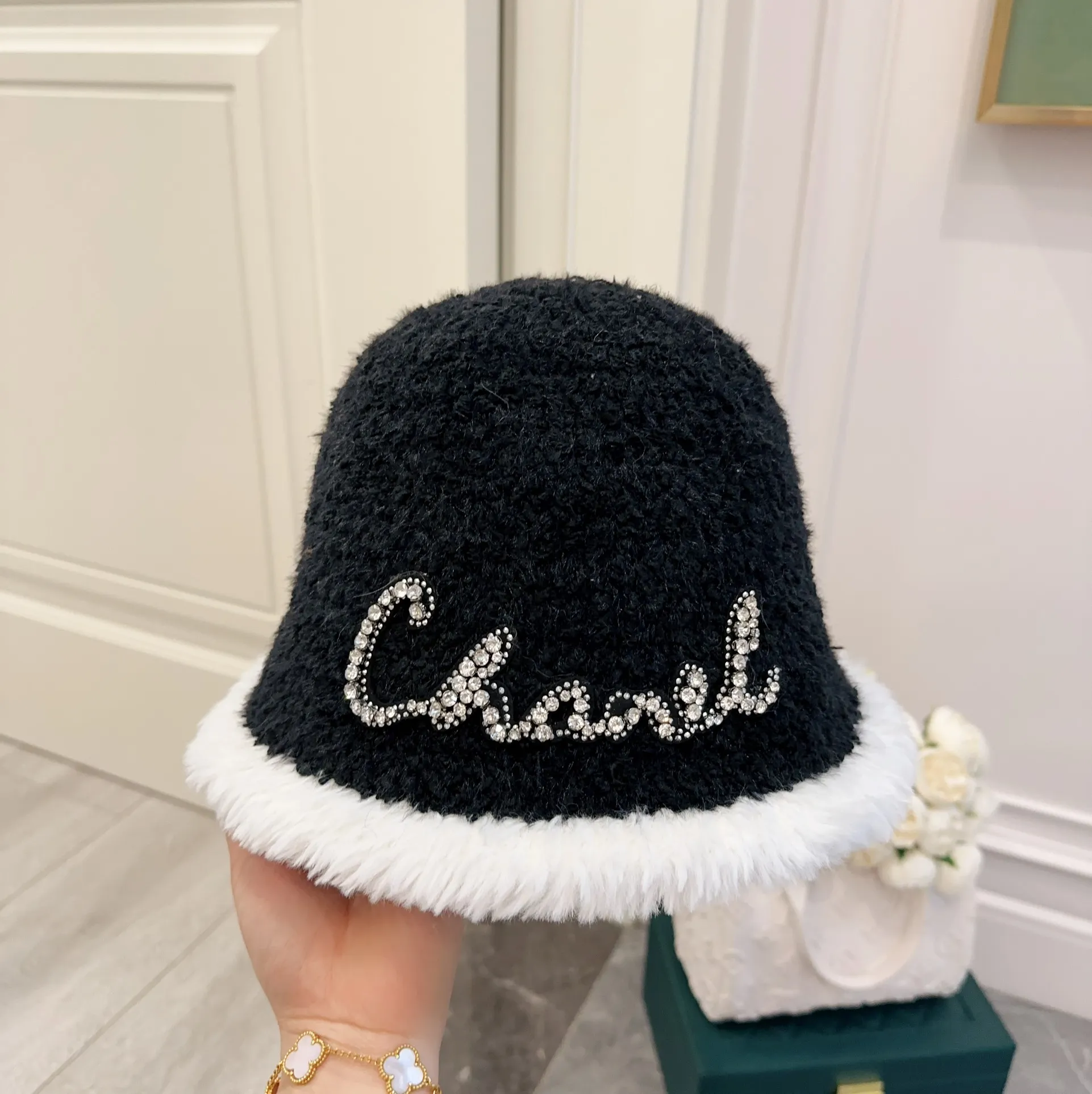p60 Chanel Chanel autumn and winter fur-edged bucket hat, sherpa bucket hat, versatile and fashionable