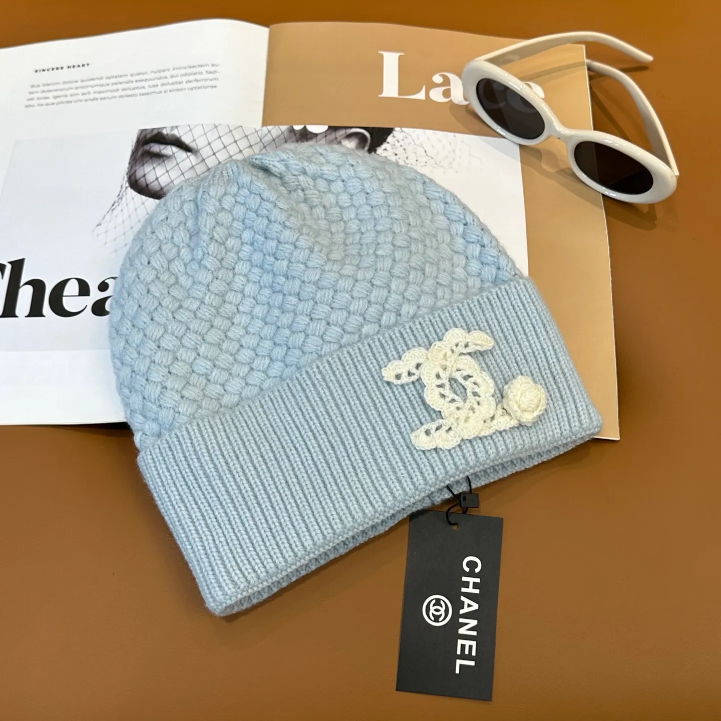 P70 Chanel official website quality Chanel autumn and winter knitted hat recommended by internet celebrity fashion bloggers. It hides a quiet sense of high-end. Every line is neat and elegant, simple but not simple, generous but not out of style. Every detail shows high-end taste, and the sense of fashion becomes more and more intriguing in the restraint.
