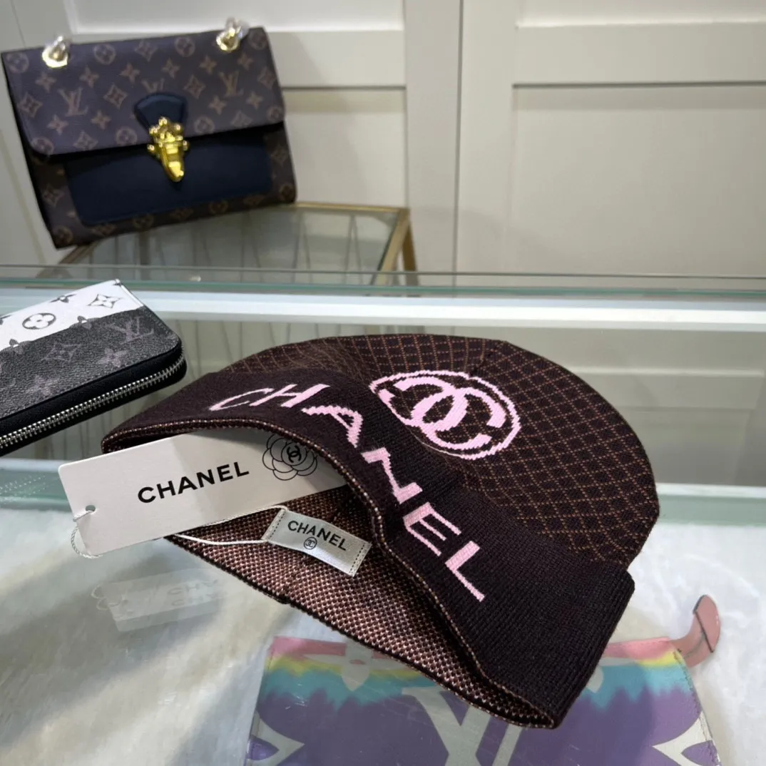 P40 comes with dust bag. CHANEL🎩cashmere wool quality knitted hat, fashionable, good quality, high-end, super soft! Super hot💖The texture is great and it’s great to match when out on the street! Fashion trends! A must-have item for autumn and winter, get it now!