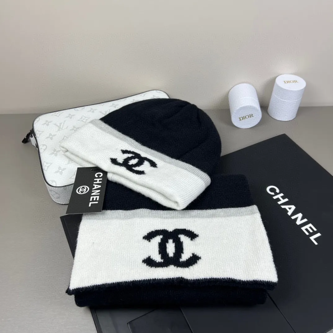 P150 CHANEL Xiaohongshu popular style, official website new classic suit hat! Hat ➕Scarf! It feels great in hand! It’s warm and super comfortable. This winter, all you need is a hat set like this. It’s warm and fashionable! Welcome to choose!!
