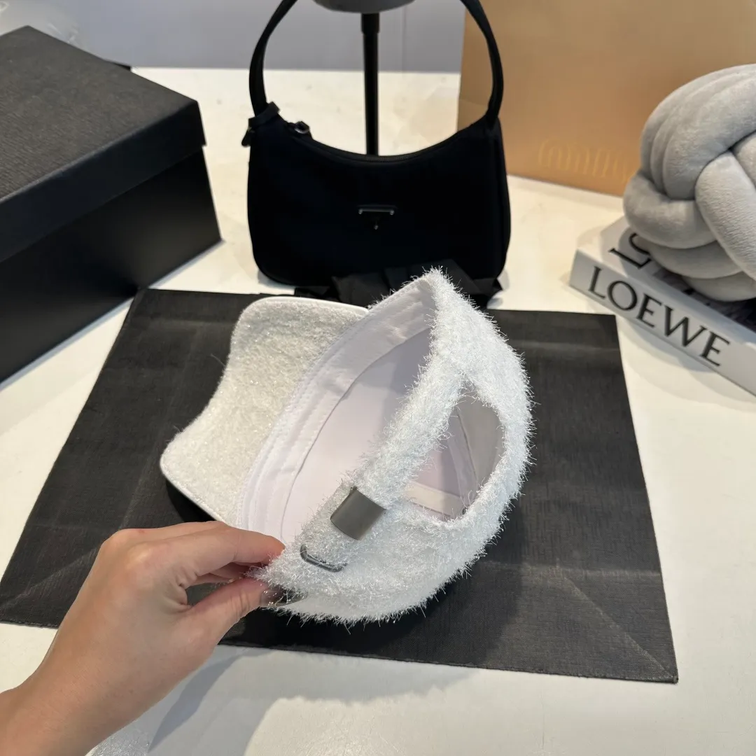 P60 CHANEL Chanel's new autumn and winter small fragrance style baseball cap🧢, the big brand model is super easy to match, one that you can wear with your eyes closed