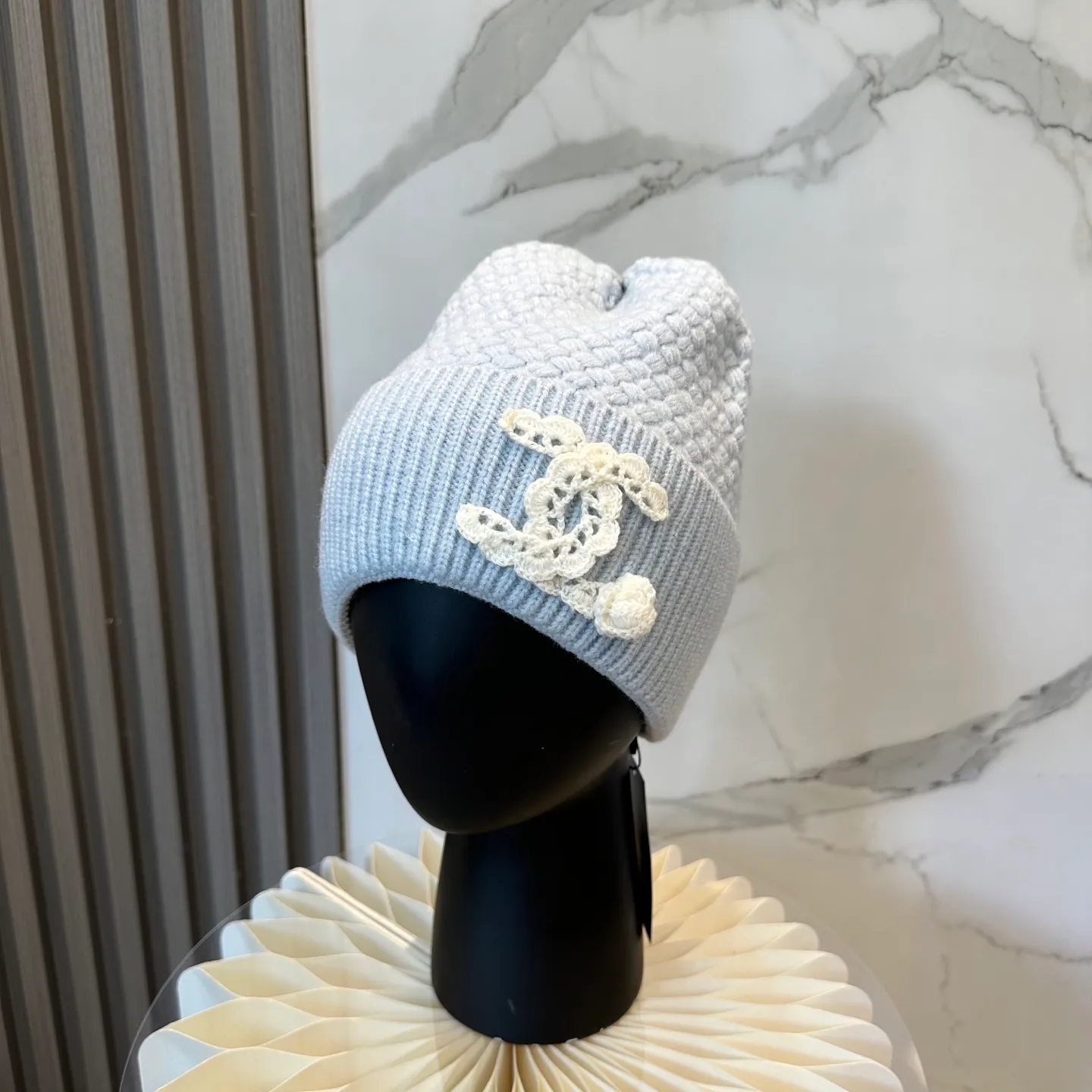 P70 Chanel official website quality Chanel autumn and winter knitted hat recommended by internet celebrity fashion bloggers. It hides a quiet sense of high-end. Every line is neat and elegant, simple but not simple, generous but not out of style. Every detail shows high-end taste, and the sense of fashion becomes more and more intriguing in the restraint.