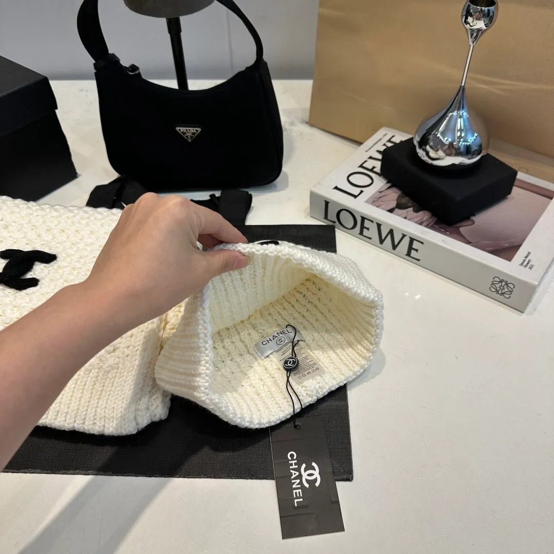 P180 CHANEL Chanel. Classic wool suit🌟hat+scarf, warm and super comfortable~A great tool for young ladies to reduce their age in winter~This winter, all you need is a set of hats~warm and fashionable