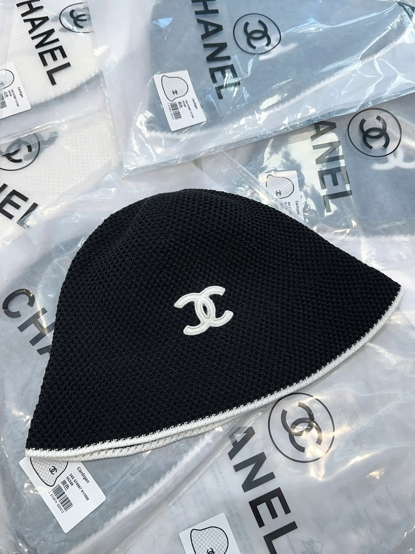 Hot 🔥The fashionable little item on the Internet is here, the Chanel 25c bucket hat, versatile colors + genuine lambskin logo. It’s really textured, and the key point is that it looks super good when worn. It’s super eye-catching, French style for ladies, can be worn in all seasons 👍👍👍 Foldable and storage