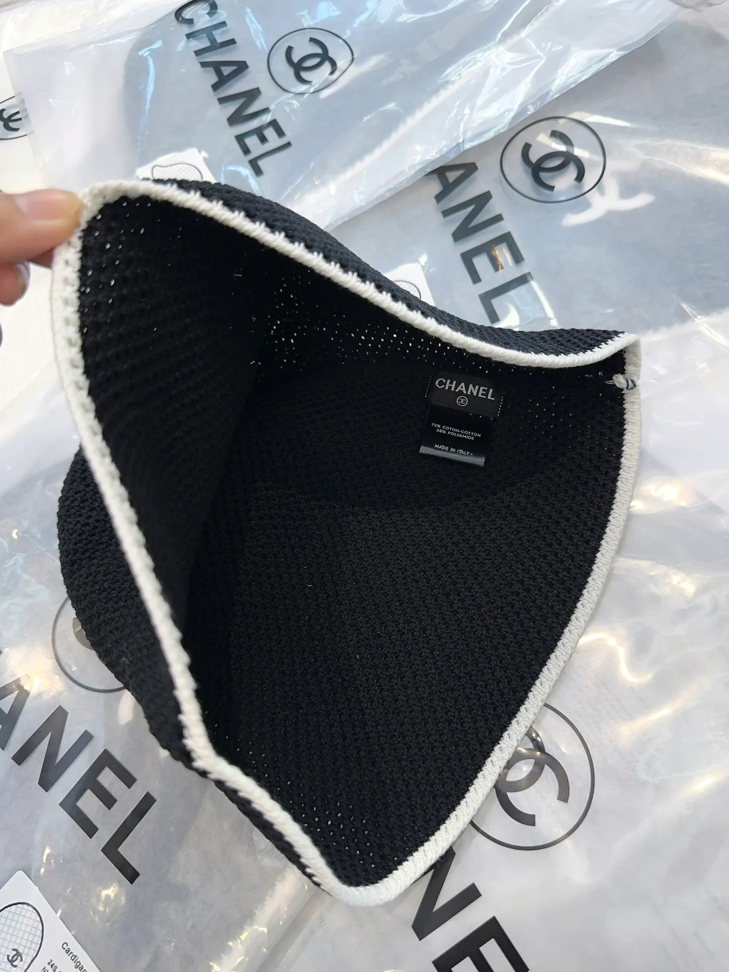Hot 🔥The fashionable little item on the Internet is here, the Chanel 25c bucket hat, versatile colors + genuine lambskin logo. It’s really textured, and the key point is that it looks super good when worn. It’s super eye-catching, French style for ladies, can be worn in all seasons 👍👍👍 Foldable and storage