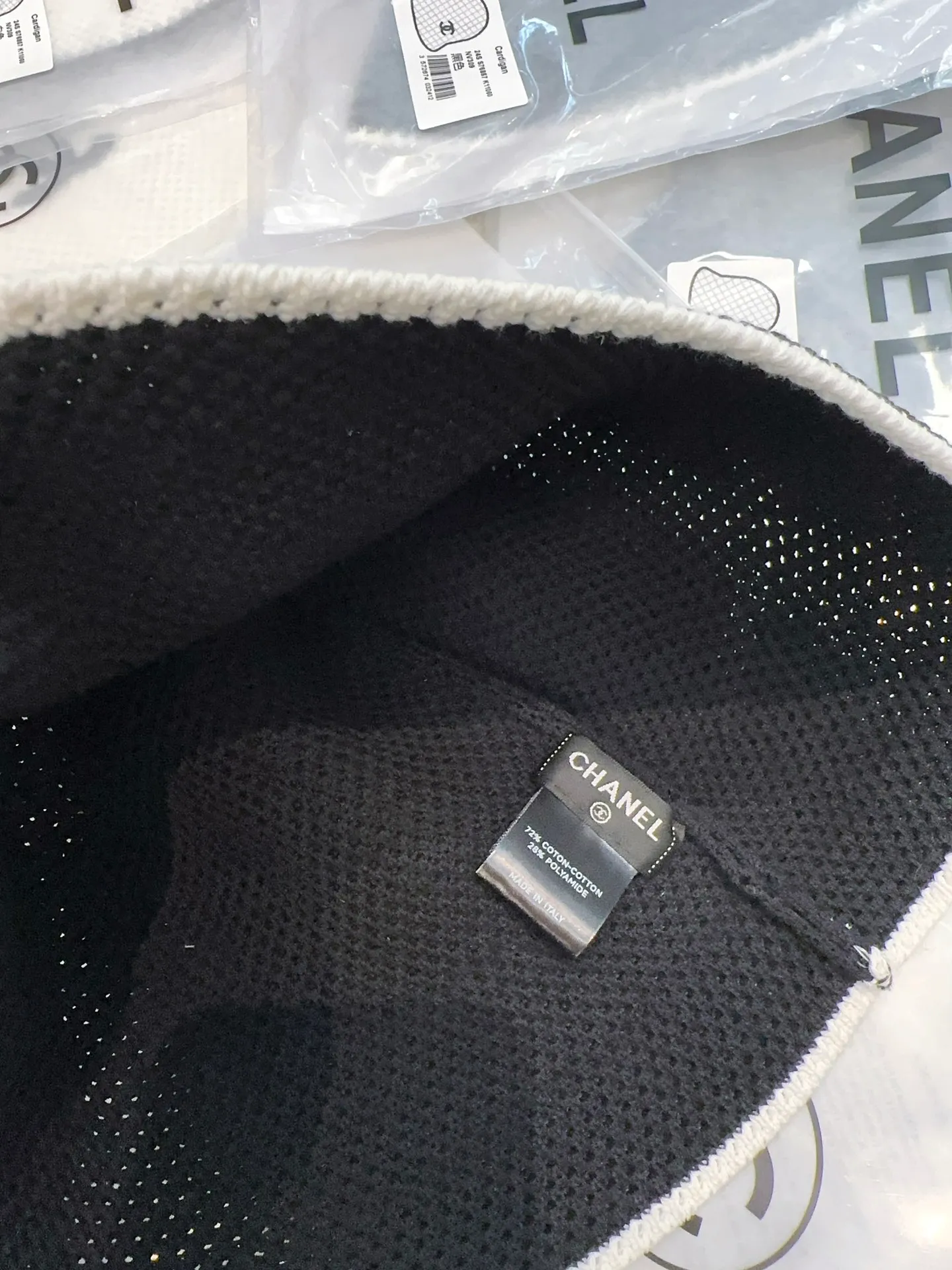 Hot 🔥The fashionable little item on the Internet is here, the Chanel 25c bucket hat, versatile colors + genuine lambskin logo. It’s really textured, and the key point is that it looks super good when worn. It’s super eye-catching, French style for ladies, can be worn in all seasons 👍👍👍 Foldable and storage