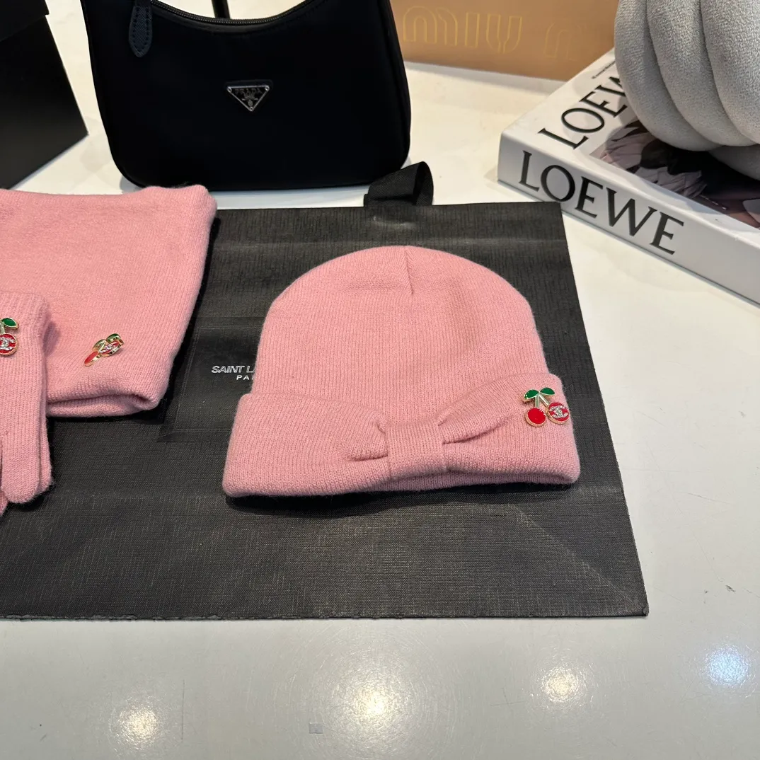 P140 Chanel Chanel children's knitted beanie cherry three-piece set, scarf, hat, gloves, super warm