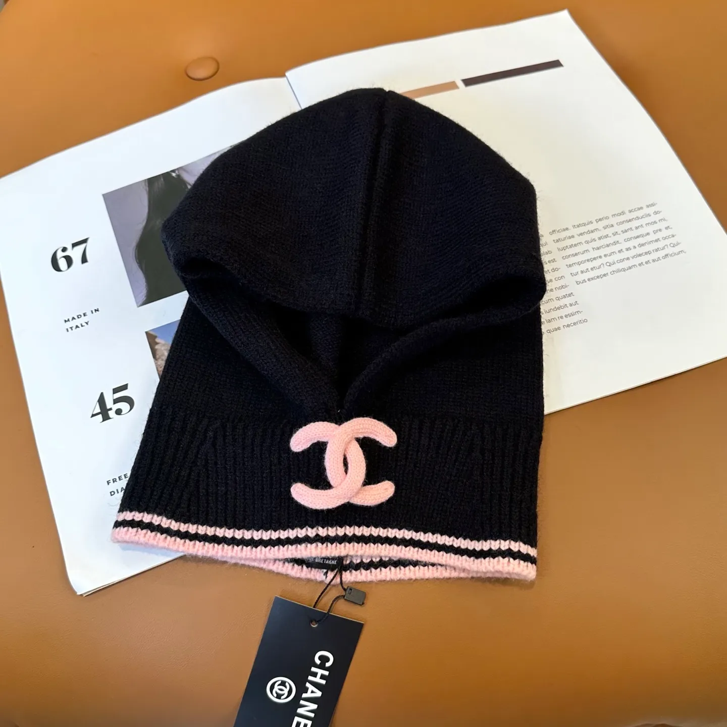 P70 Chanel Sisters, do you all own the Chanel 25b balaclava? 🤭, I checked the outfits of the little sisters in Xiaohongshu and really like them. It looks great when stacked with a peaked hat, or it is also good to use as a scarf. I love it 😍