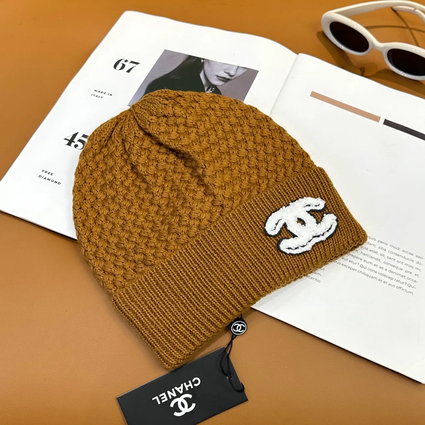 P70 Chanel official website quality Chanel autumn and winter fashion blogger recommended knitted hat, which hides a quiet sense of luxury. Every line is neat and generous, simple but not simple, generous and stylish. Every detail shows high-end taste, and the sense of fashion becomes more and more intriguing in the restraint.