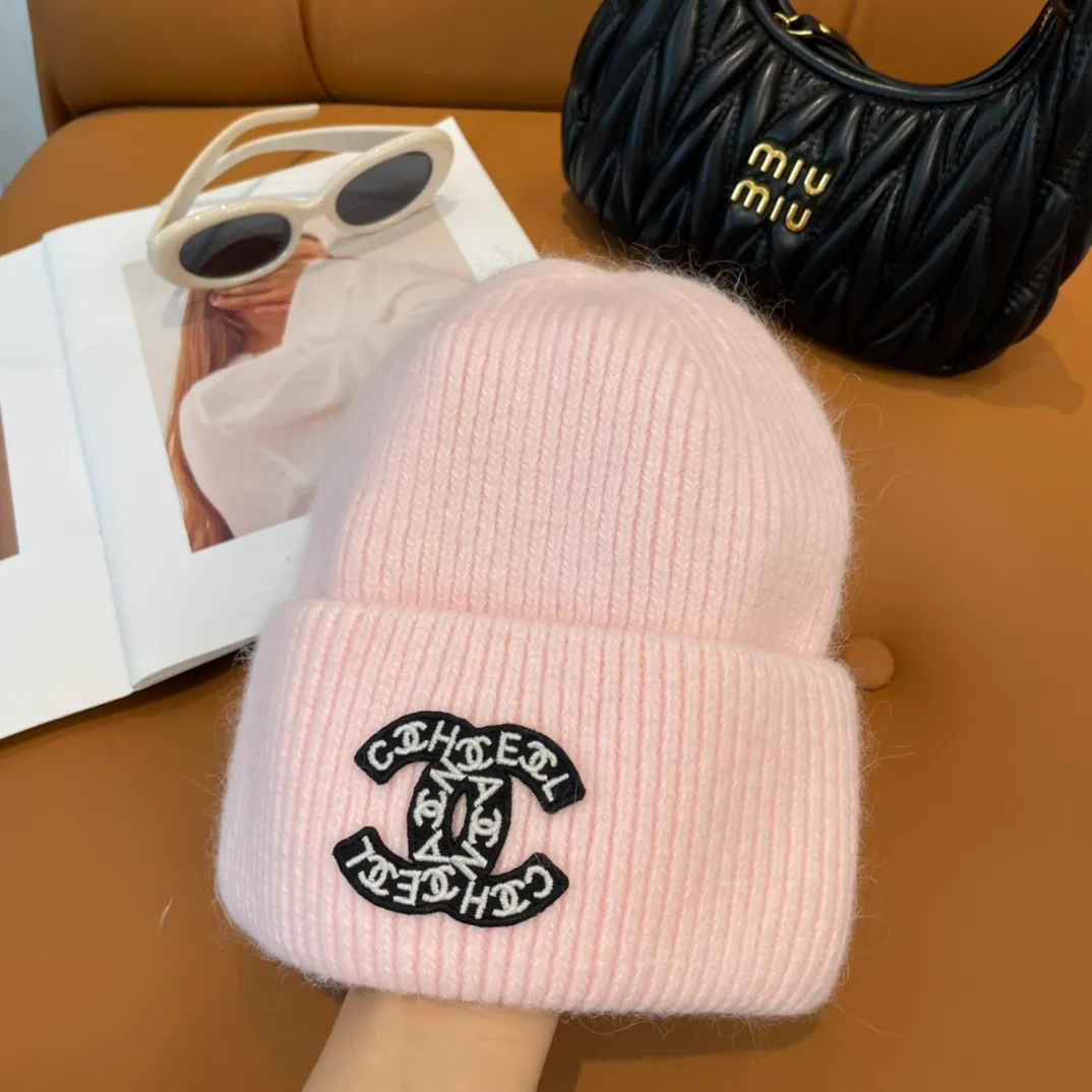 P56 comes with dust bag 🌺 [CHANEL] New rabbit fur knitted hat, Xiaohongshu, the main recommendation of major Internet celebrities! Thicker and warmer, fashionable and popular🌸First-class texture, the best brand for keeping warm in autumn and winter, order now, limited quantity available