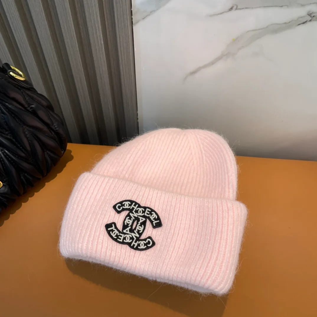 P56 comes with dust bag 🌺 [CHANEL] New rabbit fur knitted hat, Xiaohongshu, the main recommendation of major Internet celebrities! Thicker and warmer, fashionable and popular🌸First-class texture, the best brand for keeping warm in autumn and winter, order now, limited quantity available