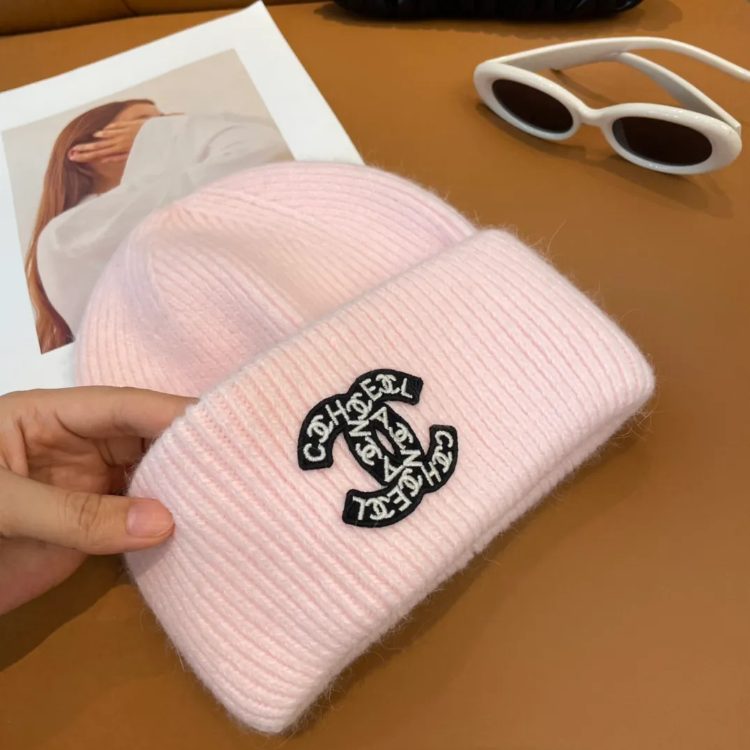 P56 comes with dust bag 🌺 [CHANEL] New rabbit fur knitted hat, Xiaohongshu, the main recommendation of major Internet celebrities! Thicker and warmer, fashionable and popular🌸First-class texture, the best brand for keeping warm in autumn and winter, order now, limited quantity available