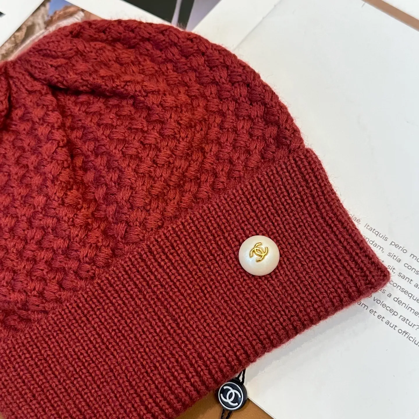 P70 Chanel official website quality Chanel autumn and winter fashion blogger recommended knitted hat, which hides a quiet sense of luxury. Every line is neat and generous, simple but not simple, generous and stylish. Every detail shows high-end taste, and the sense of fashion becomes more and more intriguing in the restraint.