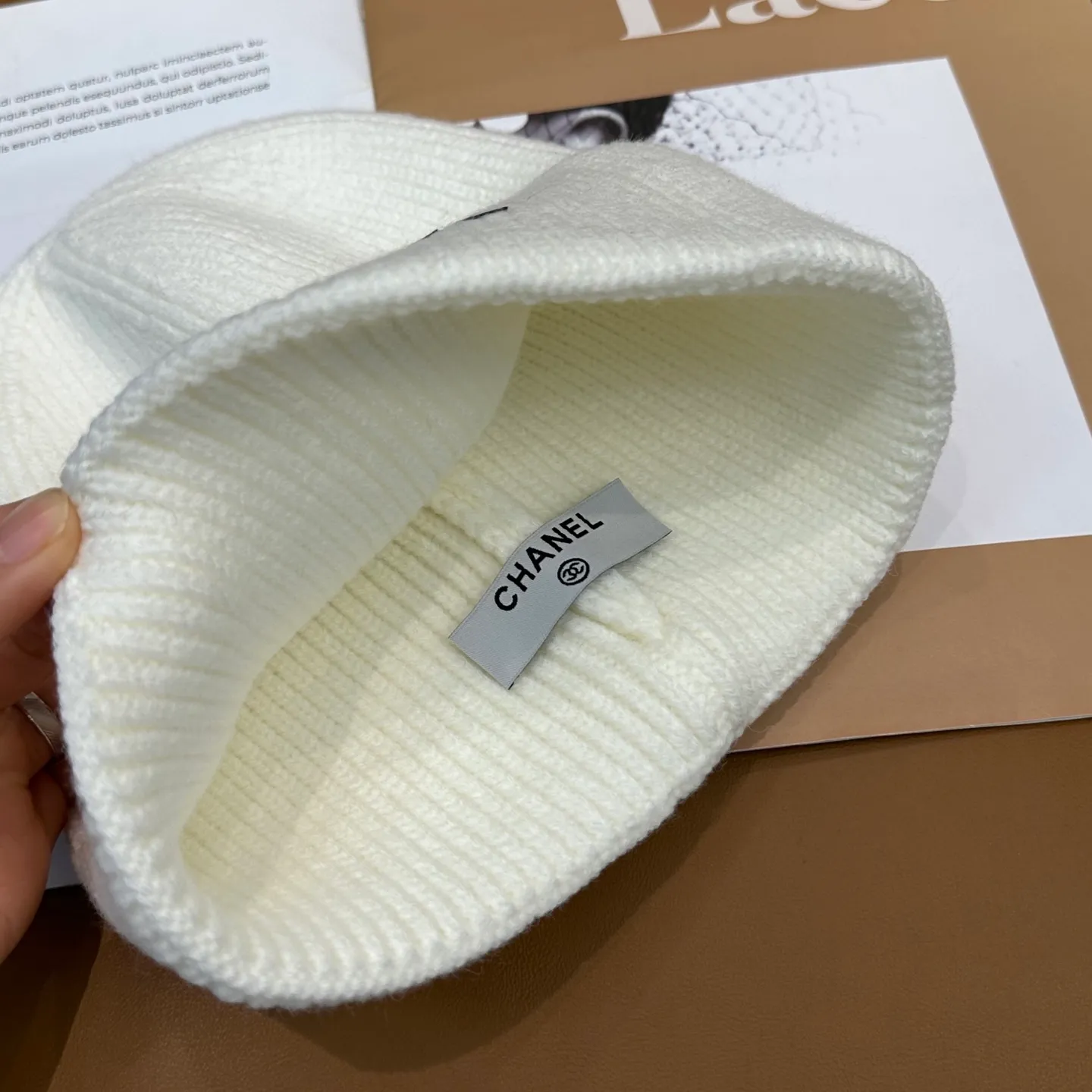 P56 comes with dust bag 🌺 [CHANEL] New knitted hat, Xiaohongshu, the main recommendation of major Internet celebrities! Thicker and warmer, fashionable and popular🌸First-class texture, the best brand for keeping warm in autumn and winter, order now, limited quantity available