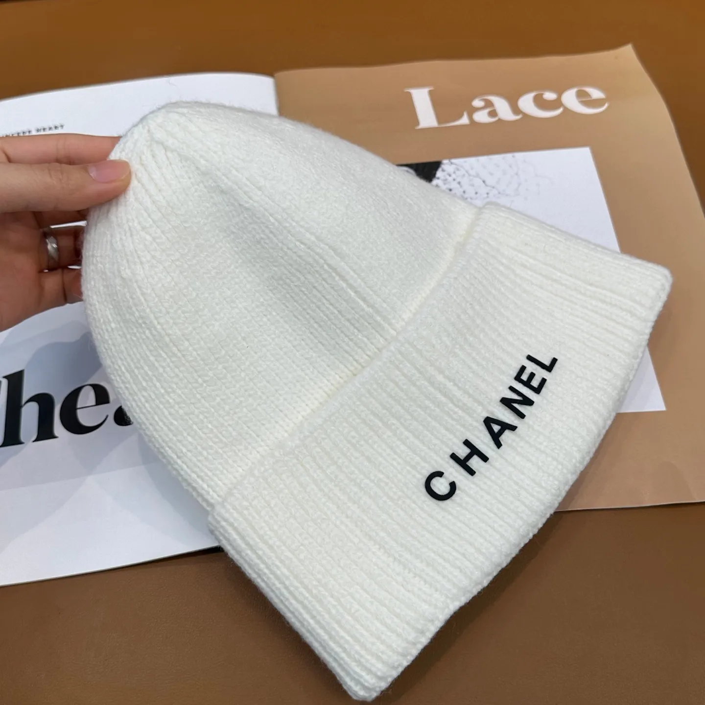 P56 comes with dust bag 🌺 [CHANEL] New knitted hat, Xiaohongshu, the main recommendation of major Internet celebrities! Thicker and warmer, fashionable and popular🌸First-class texture, the best brand for keeping warm in autumn and winter, order now, limited quantity available