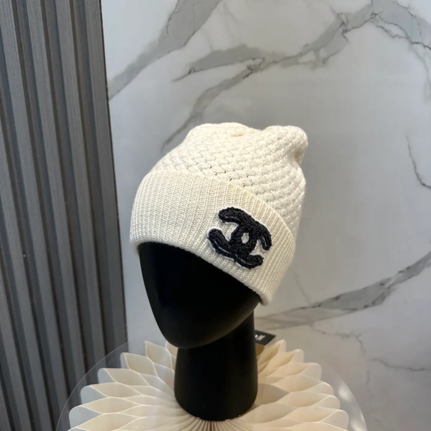P70 Chanel official website quality Chanel autumn and winter fashion blogger recommended knitted hat, which hides a quiet sense of luxury. Every line is neat and generous, simple but not simple, generous and stylish. Every detail shows high-end taste, and the sense of fashion becomes more and more intriguing in the restraint.