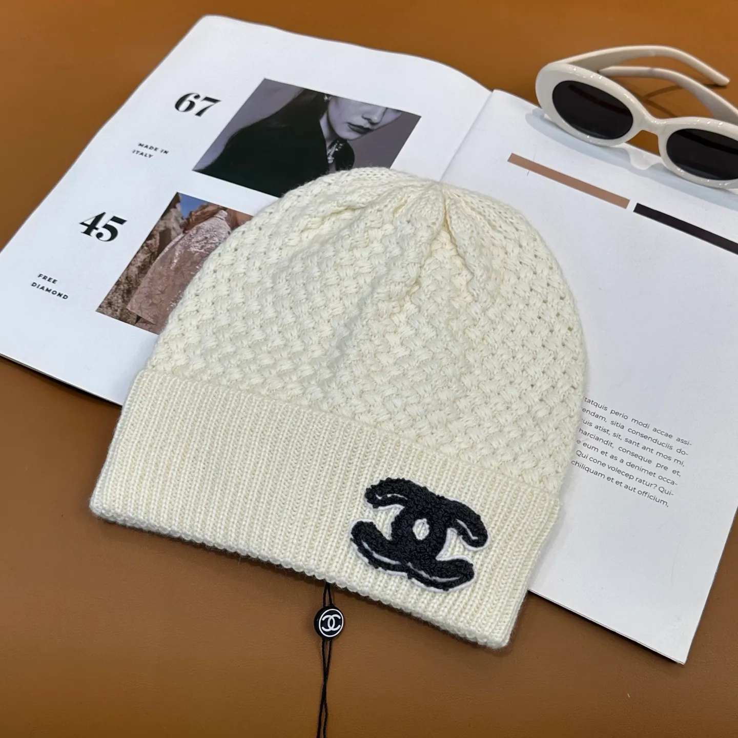 P70 Chanel official website quality Chanel autumn and winter fashion blogger recommended knitted hat, which hides a quiet sense of luxury. Every line is neat and generous, simple but not simple, generous and stylish. Every detail shows high-end taste, and the sense of fashion becomes more and more intriguing in the restraint.