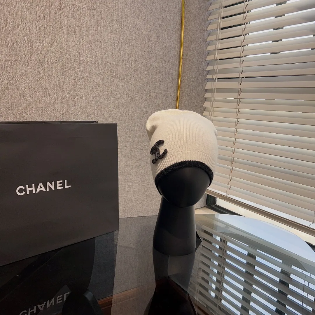 🖤Chanel, 2023 autumn and winter new knitted wool hat, top version, three-dimensional logo embroidery, black and white