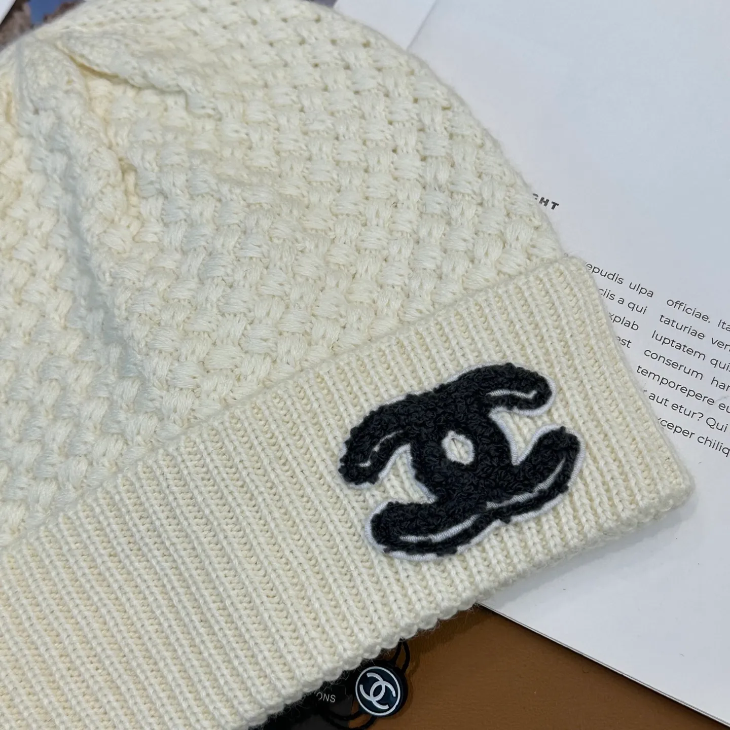 P70 Chanel official website quality Chanel autumn and winter fashion blogger recommended knitted hat, which hides a quiet sense of luxury. Every line is neat and generous, simple but not simple, generous and stylish. Every detail shows high-end taste, and the sense of fashion becomes more and more intriguing in the restraint.