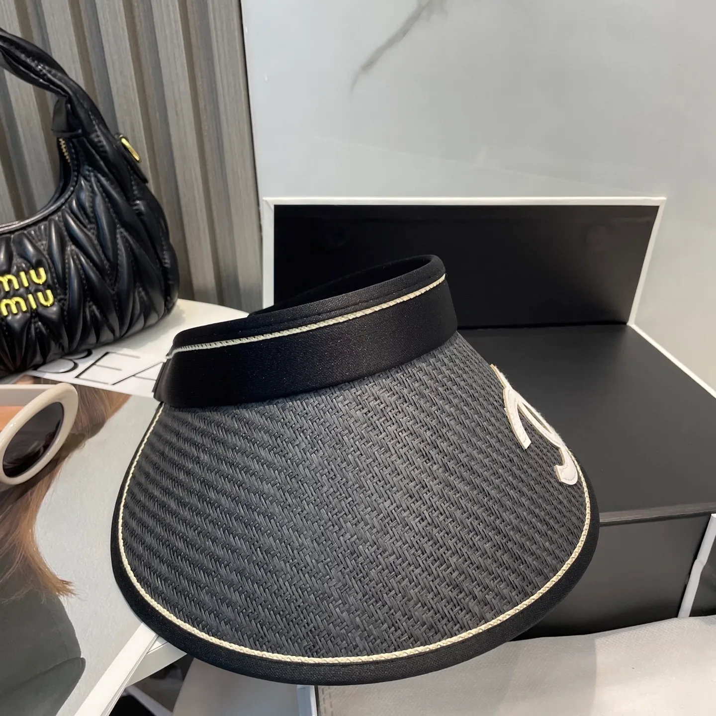 P50 Chanel's new empty top hat, sweet style 💙Because the hat has an empty top, you won't have a dull feeling in summer and it doesn't pick up your hairstyle and face shape! The sun protection effect is no less than that of a professional sun protection cloth hat. Just buy the western style one🙄