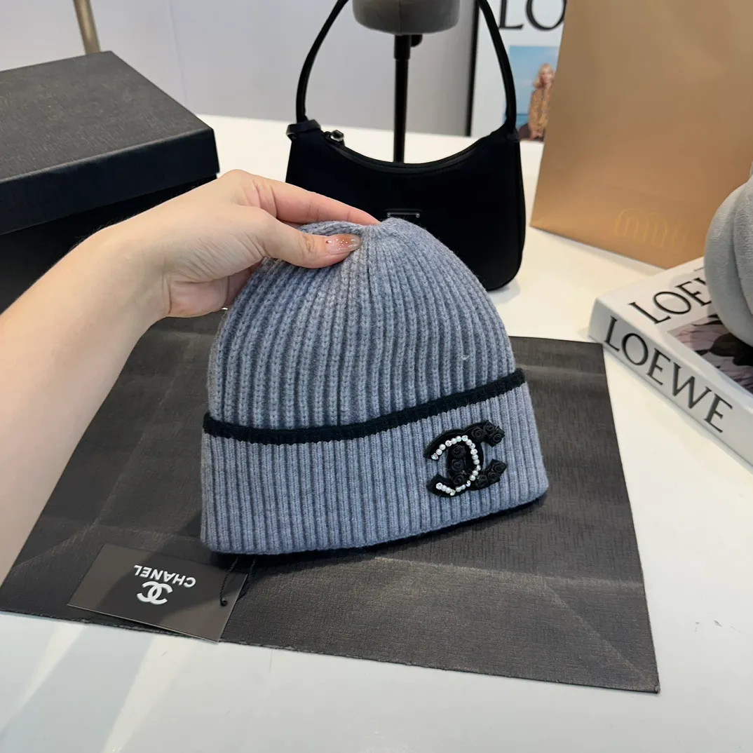 P60 Chanel official website quality Chanel autumn and winter wool hat recommended by internet celebrity fashion bloggers. It is a knitted hat with a super soft and comfortable feel and excellent elasticity!