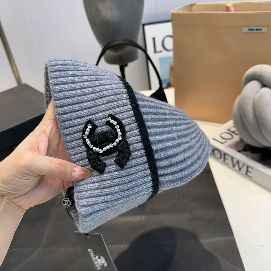 P60 Chanel official website quality Chanel autumn and winter wool hat recommended by internet celebrity fashion bloggers. It is a knitted hat with a super soft and comfortable feel and excellent elasticity!