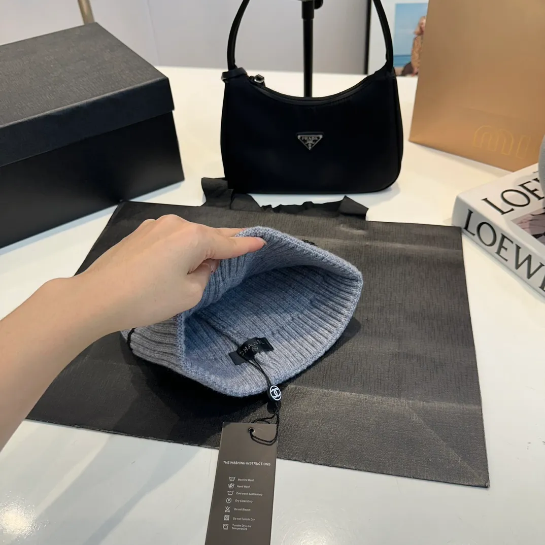 P60 Chanel official website quality Chanel autumn and winter wool hat recommended by internet celebrity fashion bloggers. It is a knitted hat with a super soft and comfortable feel and excellent elasticity!