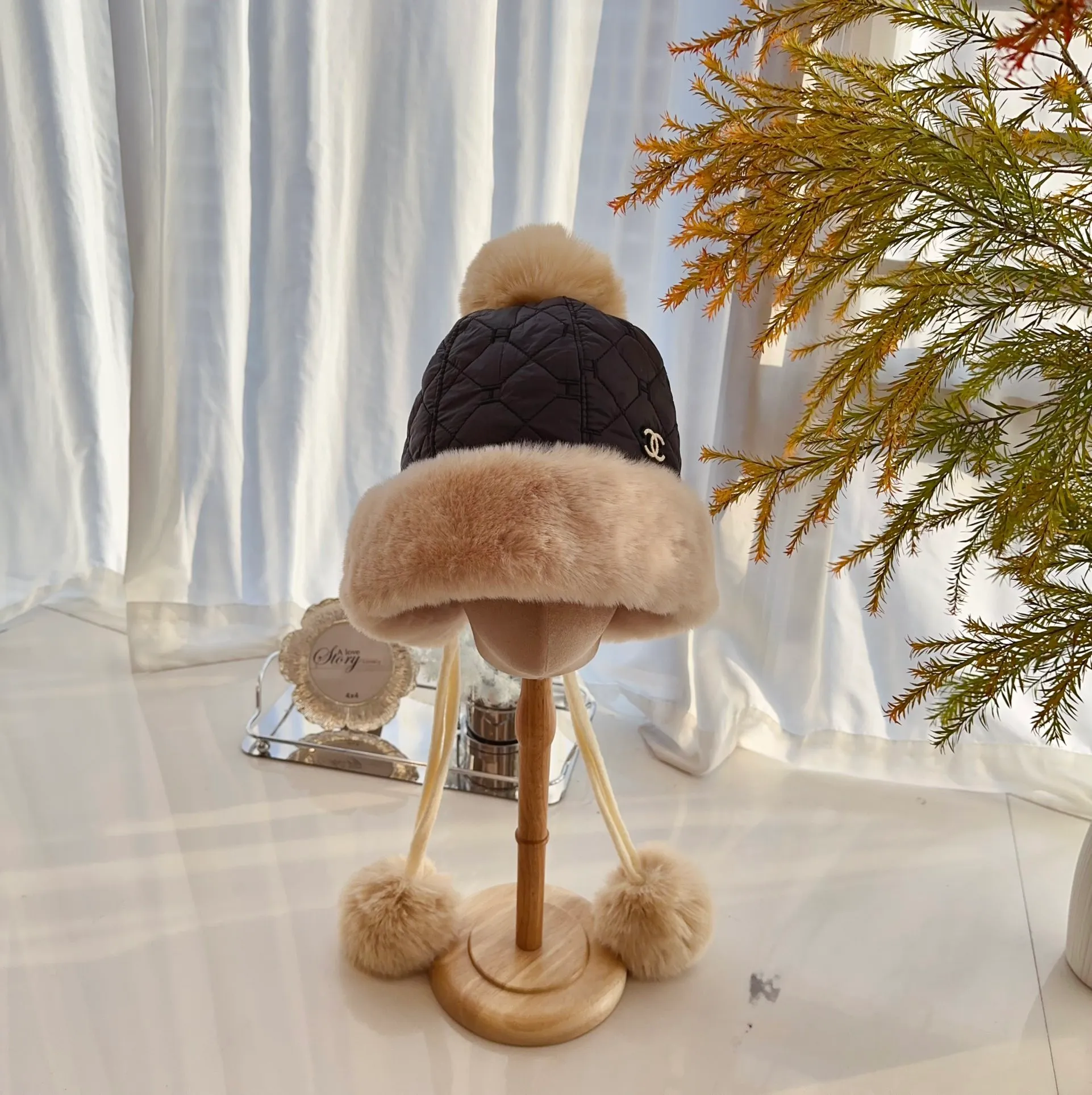 Chanel Autumn and Winter Warm and Windproof Fisherman Hat ✨Waterproof diamond-shaped fabric, quilted to keep warm. The hat shape is elegant and textured. Simple and versatile, 📦Black, off-white, camel