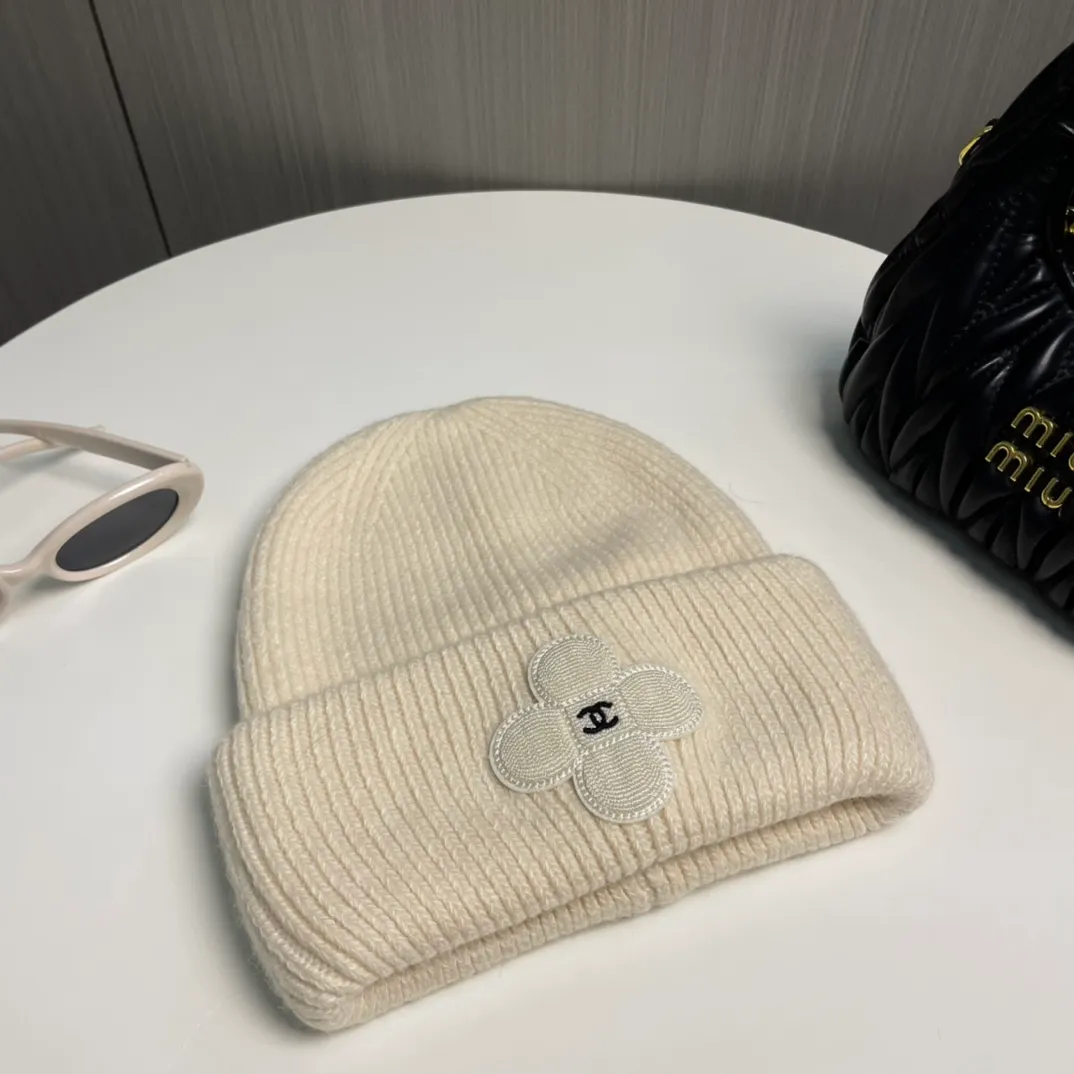 P76 Chanel Chanel Autumn and Winter Rabbit Hair Camellia Beanie Recommended by Internet Celebrity Fashion Bloggers, Xiaohongshu’s Popular Style, Knitted Beanie with a Super Soft and Comfortable Feel, and Excellent Elasticity!