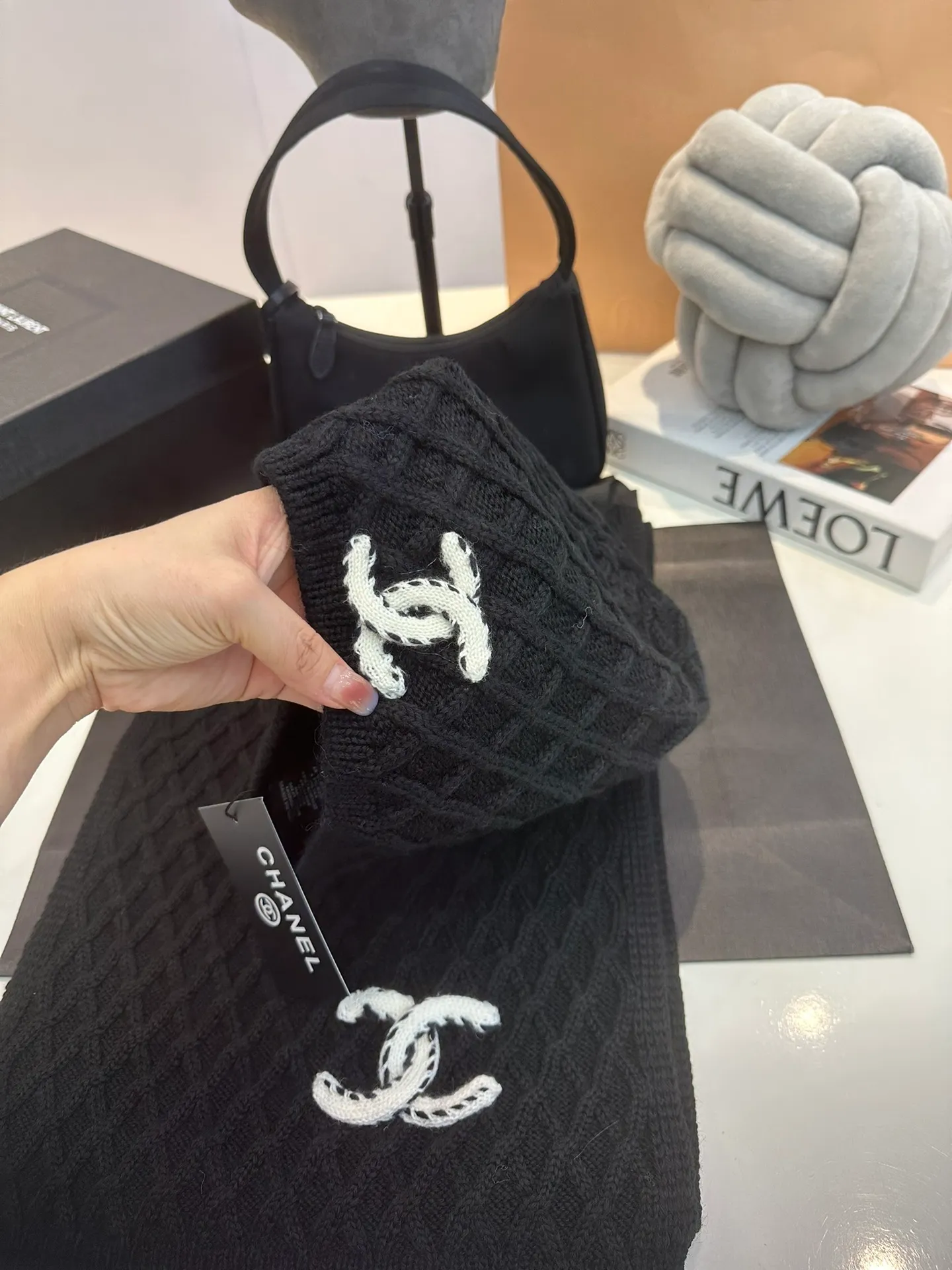 P200 CHANEL Chanel letter style [wool suit scarf + hat-] classic suit hat wool cashmere knitted hat with gloves, warm and super comfortable to spend the winter. It is a magic tool for young ladies to reduce their age~warm and fashionable! Can be made into mother-daughter parent-child style. Scarf: 185/35cm. Hat. Head circumference around 57 cm.