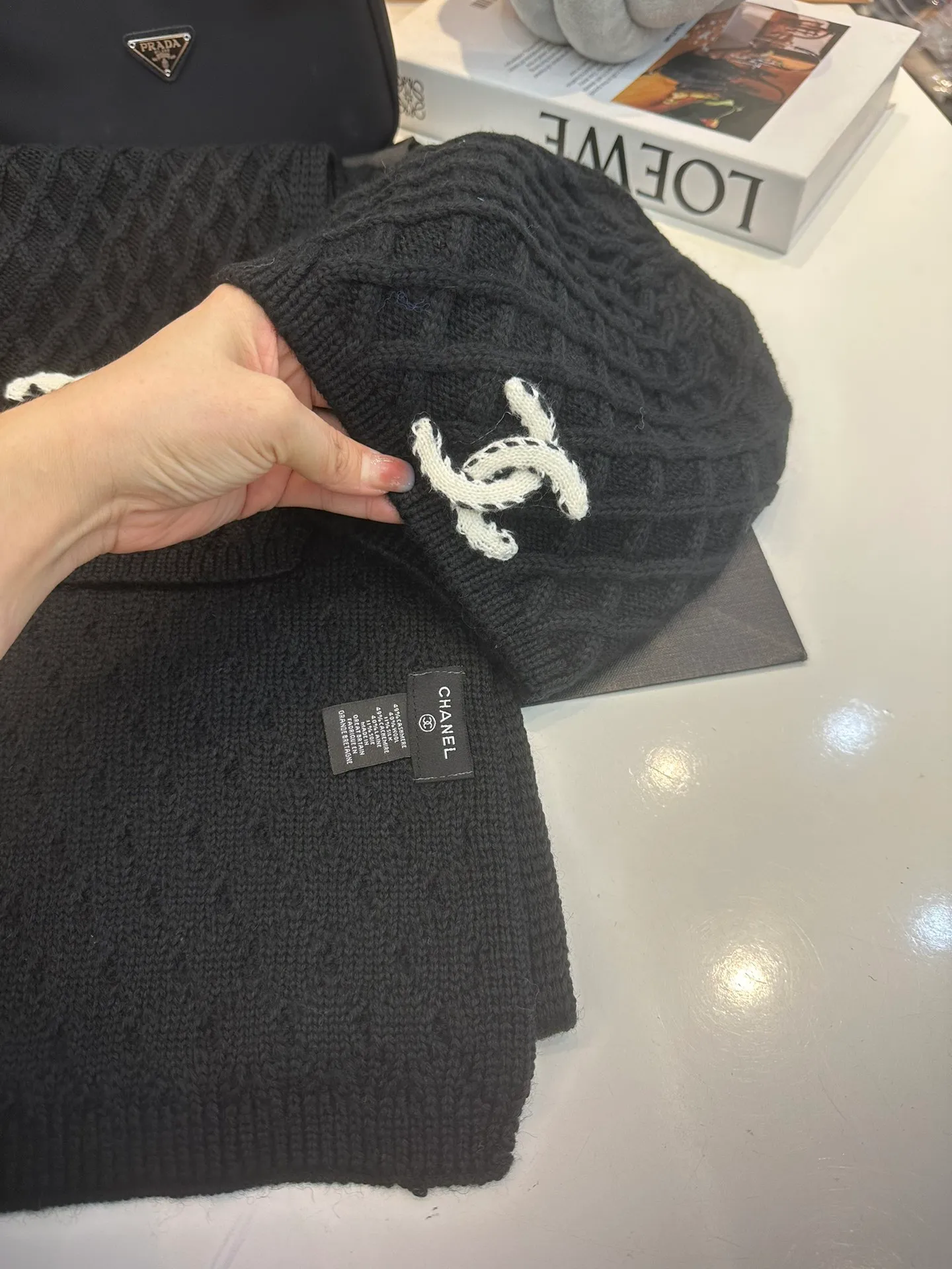 P200 CHANEL Chanel letter style [wool suit scarf + hat-] classic suit hat wool cashmere knitted hat with gloves, warm and super comfortable to spend the winter. It is a magic tool for young ladies to reduce their age~warm and fashionable! Can be made into mother-daughter parent-child style. Scarf: 185/35cm. Hat. Head circumference around 57 cm.