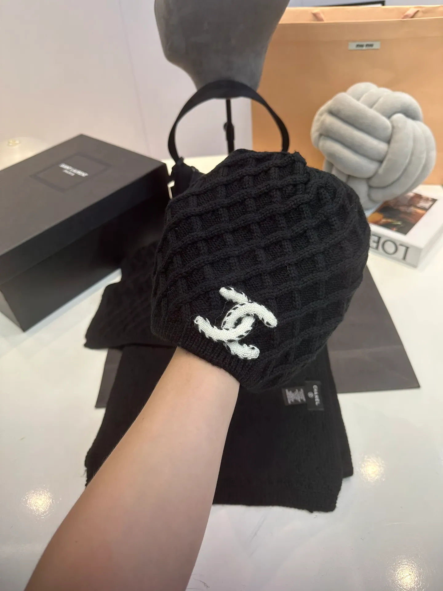 P200 CHANEL Chanel letter style [wool suit scarf + hat-] classic suit hat wool cashmere knitted hat with gloves, warm and super comfortable to spend the winter. It is a magic tool for young ladies to reduce their age~warm and fashionable! Can be made into mother-daughter parent-child style. Scarf: 185/35cm. Hat. Head circumference around 57 cm.