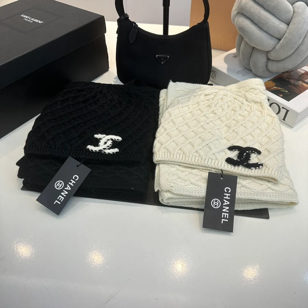 P200 CHANEL Chanel letter style [wool suit scarf + hat-] classic suit hat wool cashmere knitted hat with gloves, warm and super comfortable to spend the winter. It is a magic tool for young ladies to reduce their age~warm and fashionable! Can be made into mother-daughter parent-child style. Scarf: 185/35cm. Hat. Head circumference around 57 cm.