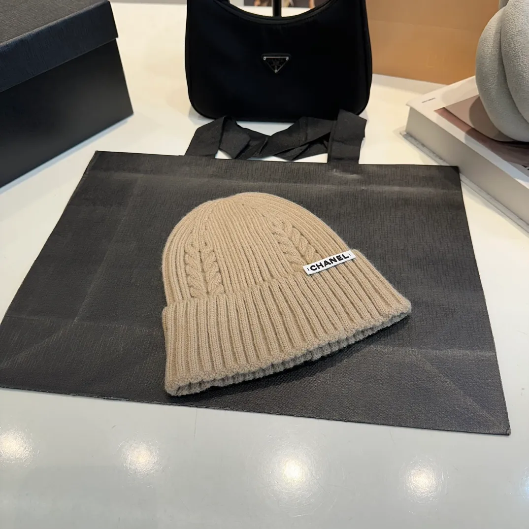 P50 CHANEL Autumn and Winter Striped Twist Wool Knitted Thick Cuffed Beanie Hat. The year-end heavy-duty high-looking fairy knitted hat is extremely versatile, easy on the head, and feels extremely soft and waxy. High-elastic rabbit wool does not deform.
