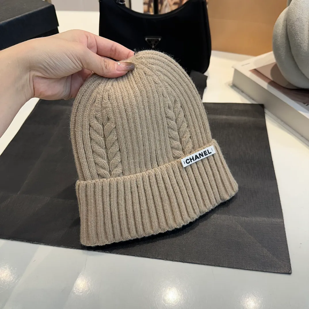 P50 CHANEL Autumn and Winter Striped Twist Wool Knitted Thick Cuffed Beanie Hat. The year-end heavy-duty high-looking fairy knitted hat is extremely versatile, easy on the head, and feels extremely soft and waxy. High-elastic rabbit wool does not deform.