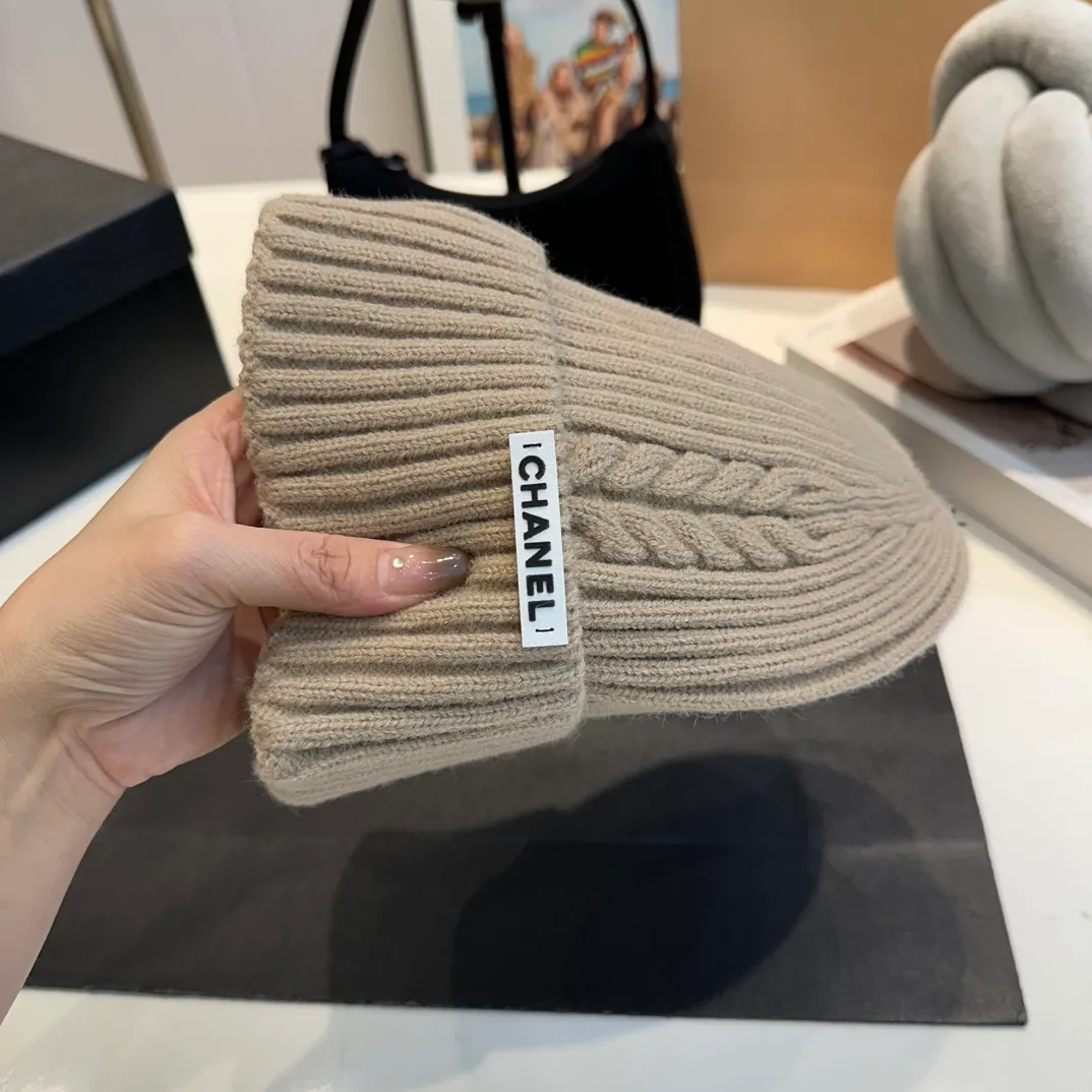 P50 CHANEL Autumn and Winter Striped Twist Wool Knitted Thick Cuffed Beanie Hat. The year-end heavy-duty high-looking fairy knitted hat is extremely versatile, easy on the head, and feels extremely soft and waxy. High-elastic rabbit wool does not deform.