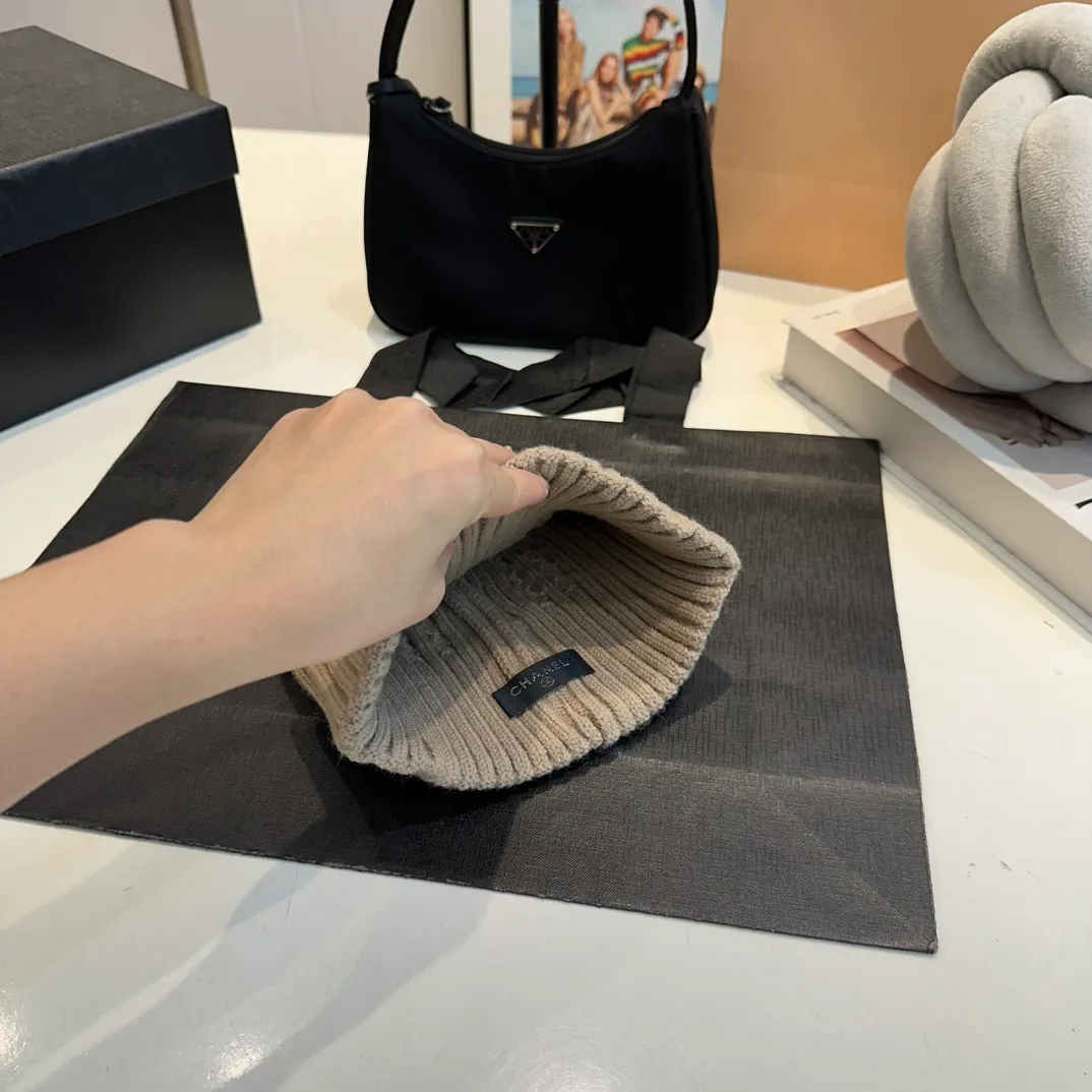 P50 CHANEL Autumn and Winter Striped Twist Wool Knitted Thick Cuffed Beanie Hat. The year-end heavy-duty high-looking fairy knitted hat is extremely versatile, easy on the head, and feels extremely soft and waxy. High-elastic rabbit wool does not deform.