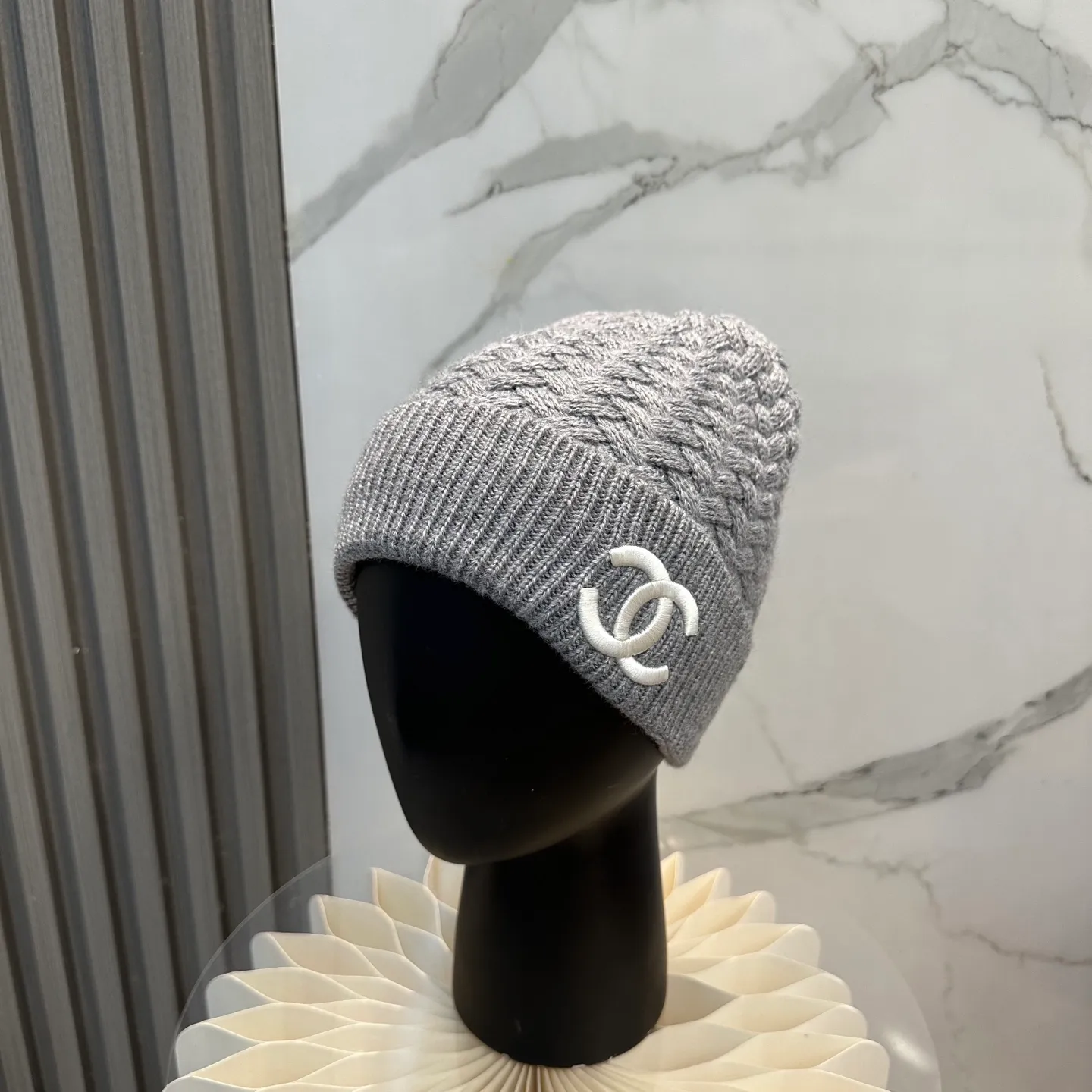 P80 Chanel official website high-quality Chanel autumn and winter knitted hat recommended by internet celebrity fashion bloggers. It hides a quiet sense of high-end. Every line is neat and generous, simple but not simple, generous and stylish. Every detail shows high-end taste, and the sense of fashion becomes more and more intriguing in the restraint.