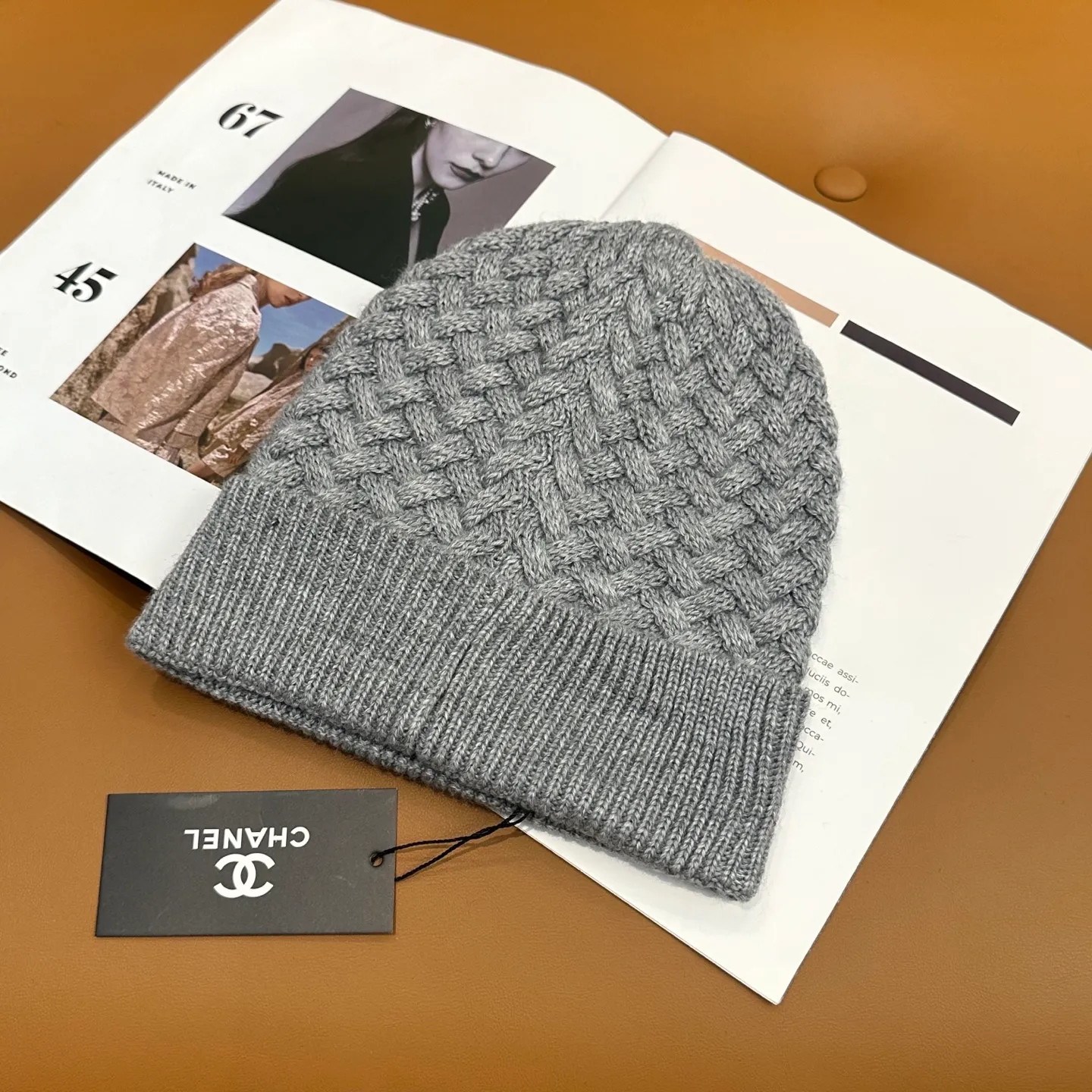 P80 Chanel official website high-quality Chanel autumn and winter knitted hat recommended by internet celebrity fashion bloggers. It hides a quiet sense of high-end. Every line is neat and generous, simple but not simple, generous and stylish. Every detail shows high-end taste, and the sense of fashion becomes more and more intriguing in the restraint.