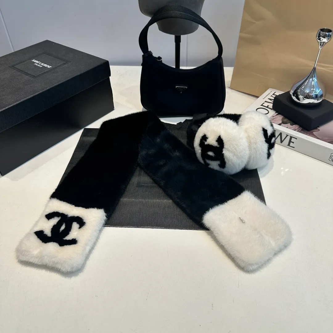 P130 for a set of 2025 new thickened rabbit fur earmuffs🦙 chanel ski series, top purchasing quality ~ double C logo earmuffs pure wool, rough texture, can be used by boys and girls, regardless of size, one size fits all. It can be called the Chanel elf in the snow🧚‍♀️. The temperature is cooling down and skiing in the north will be coming soon! Ear warmers, scarves, thunder hats, down jackets and other life-saving equipment must be prepared. Of course, if you want to take photos in the snow, we introduce this must-have celebrity-style Chanel earmuffs.