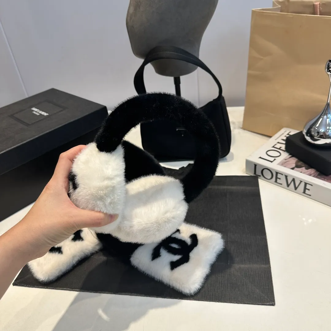 P130 for a set of 2025 new thickened rabbit fur earmuffs🦙 chanel ski series, top purchasing quality ~ double C logo earmuffs pure wool, rough texture, can be used by boys and girls, regardless of size, one size fits all. It can be called the Chanel elf in the snow🧚‍♀️. The temperature is cooling down and skiing in the north will be coming soon! Ear warmers, scarves, thunder hats, down jackets and other life-saving equipment must be prepared. Of course, if you want to take photos in the snow, we introduce this must-have celebrity-style Chanel earmuffs.