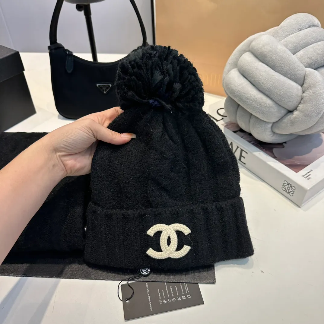 P160 Chanel Chanel autumn and winter woolen suit recommended by internet celebrity fashion bloggers, hat, gloves and scarf three-piece Xiaohongshu hot style, knitted hat with super soft and comfortable feel, excellent elasticity!