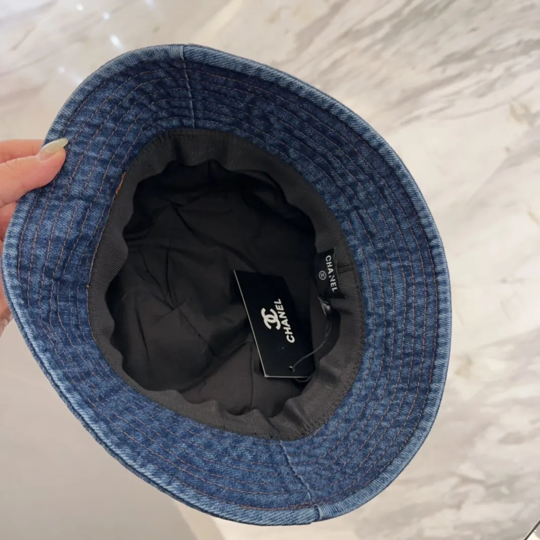 💰80 CHANEL Chanel new style 🆕denim blue retro style bucket hat 🔸 Take it out for holiday travel and look beautiful❕ Second-hand style. This kind of hat is not easy to match 😬 Ready stock