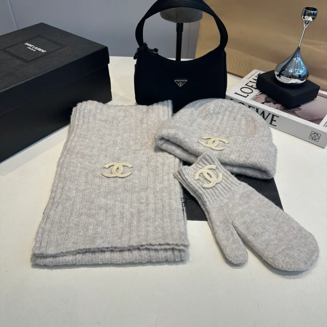 P130 CHANEL Xiaohongshu popular style, official website new classic suit hat! Hat➕scarf+gloves feel great! It’s warm and super comfortable. This winter, all you need is a hat set like this. It’s warm and fashionable! Welcome to choose!!