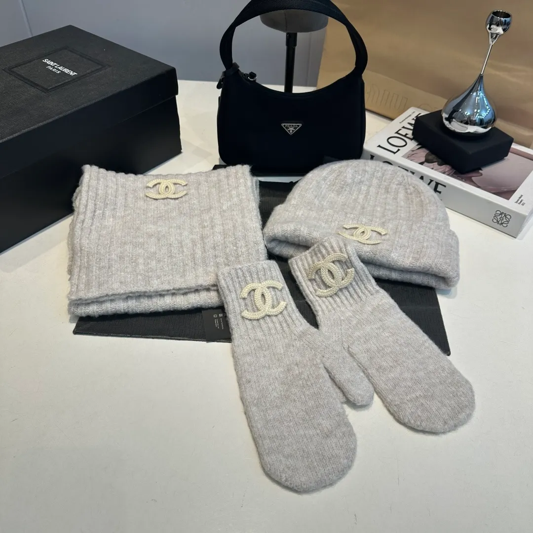 P130 CHANEL Xiaohongshu popular style, official website new classic suit hat! Hat➕scarf+gloves feel great! It’s warm and super comfortable. This winter, all you need is a hat set like this. It’s warm and fashionable! Welcome to choose!!