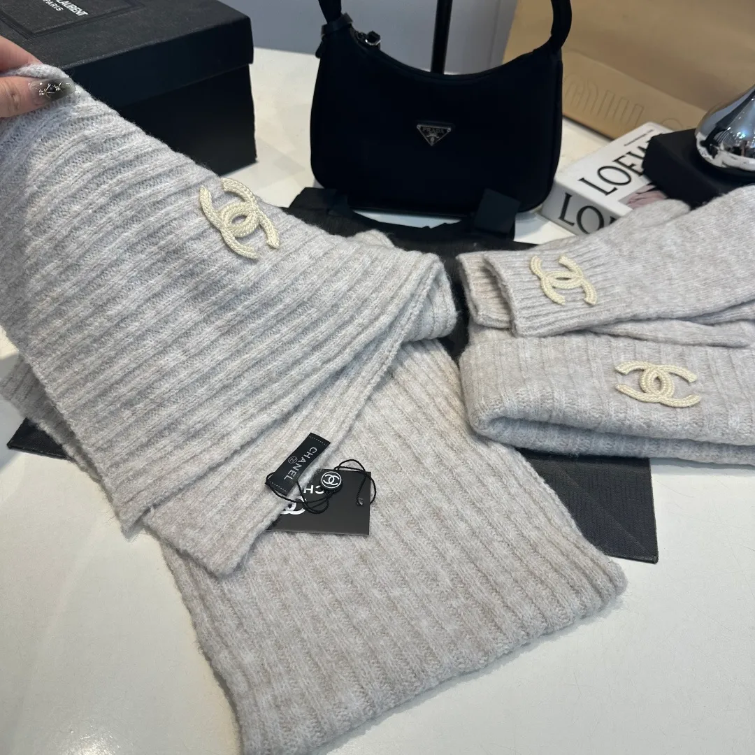 P130 CHANEL Xiaohongshu popular style, official website new classic suit hat! Hat➕scarf+gloves feel great! It’s warm and super comfortable. This winter, all you need is a hat set like this. It’s warm and fashionable! Welcome to choose!!