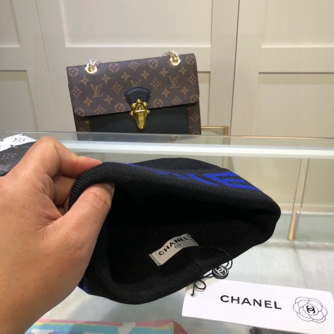 P50 Chanel CHANEL is sure to be of genuine quality. The only matching details on the market are double-layered cashmere wool knitted hats. Xiaohongshu recommends that the official website purchase price is 4980 per hat. The quality is outstanding. The matching of the big logo in autumn and winter is really perfect, and the design style is even more elegant! Order quickly