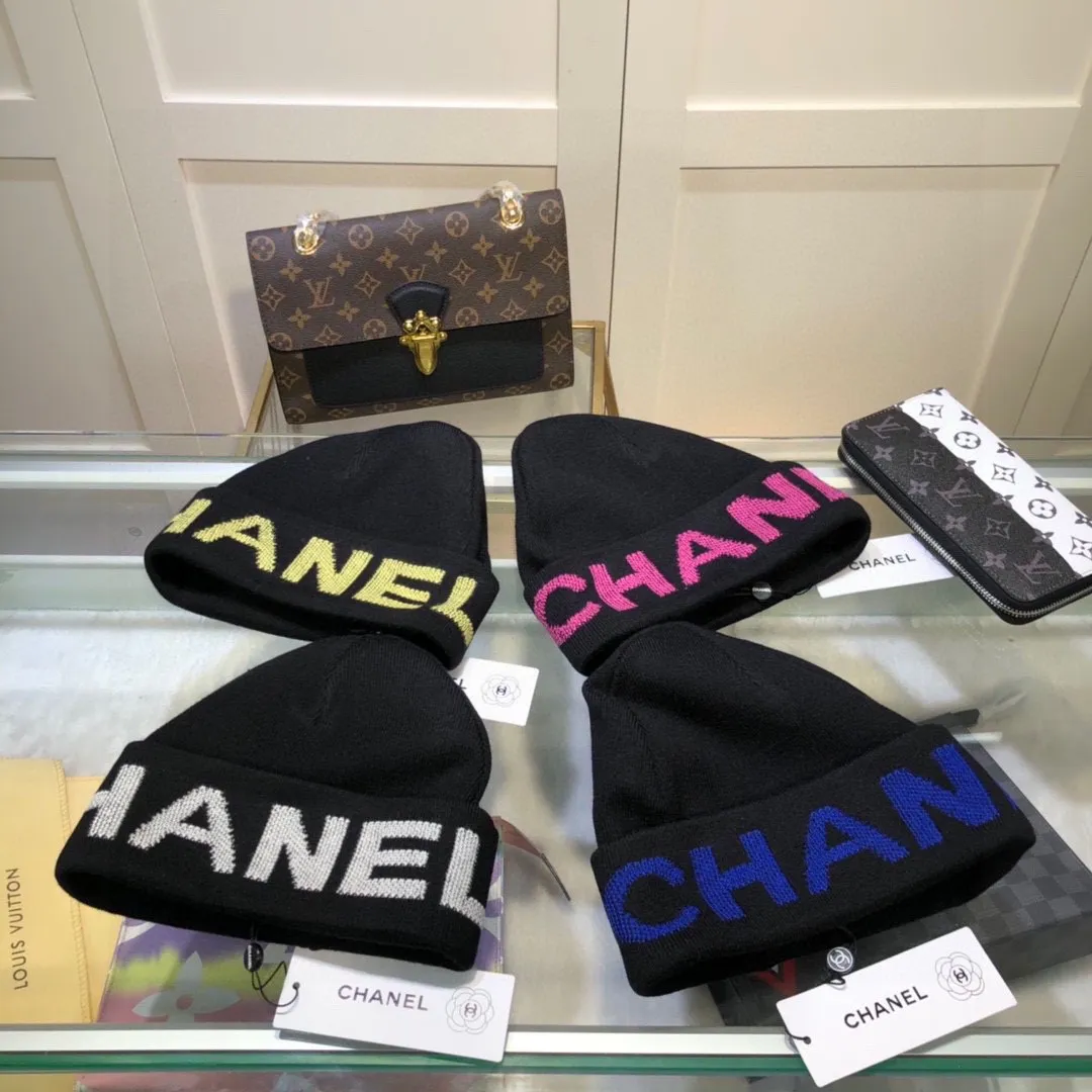 P50 Chanel CHANEL is sure to be of genuine quality. The only matching details on the market are double-layered cashmere wool knitted hats. Xiaohongshu recommends that the official website purchase price is 4980 per hat. The quality is outstanding. The matching of the big logo in autumn and winter is really perfect, and the design style is even more elegant! Order quickly