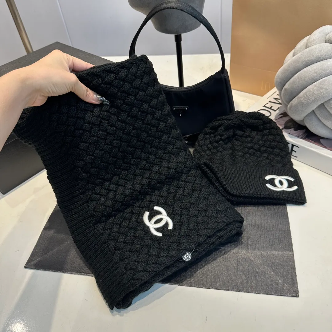 P280 Chane*🆕Chanel 25N new ski series wool hat, hat, scarf set, the popular Lei Feng hat on the Internet, black and white, versatile and cool, can be worn by men and women as a couple, warm and good-looking, a must-have