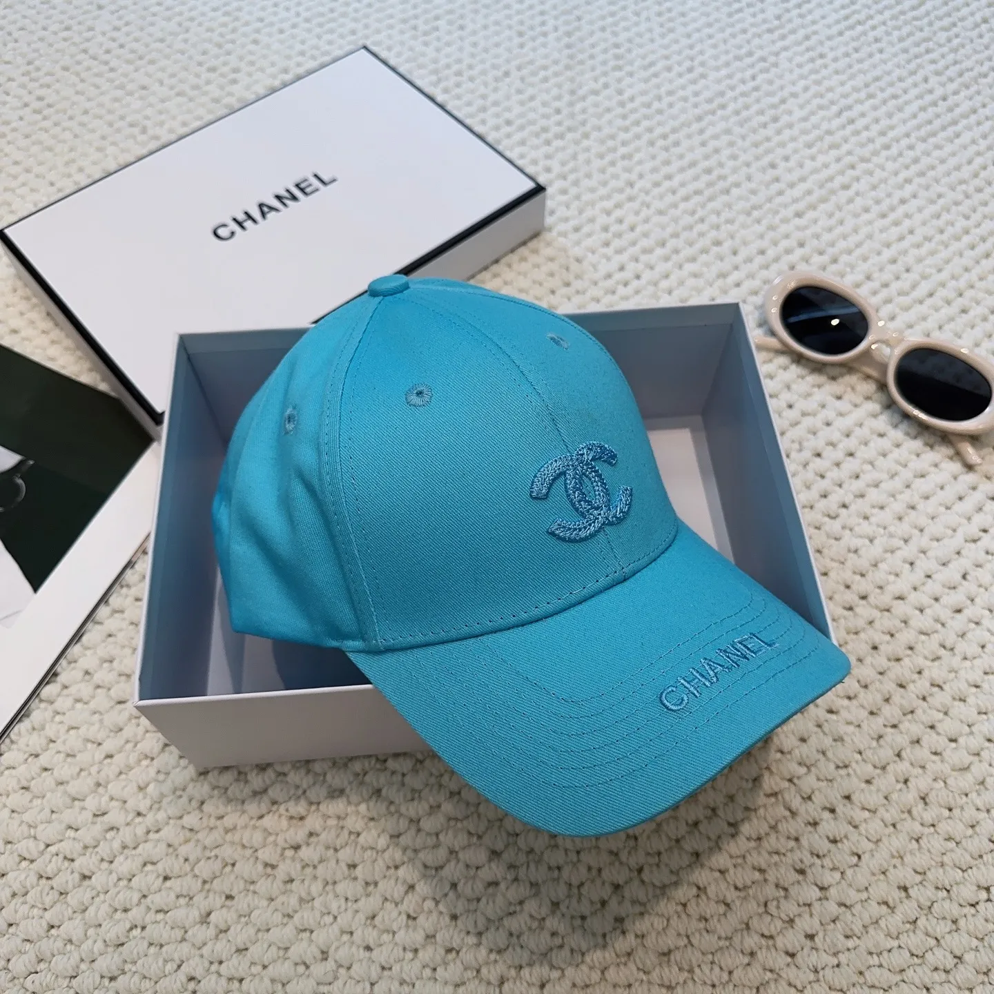 P66 CHANEL Chanel] New simple embroidered logo baseball cap🧢New model shipped, big brand style is super easy to match, hurry up and get it